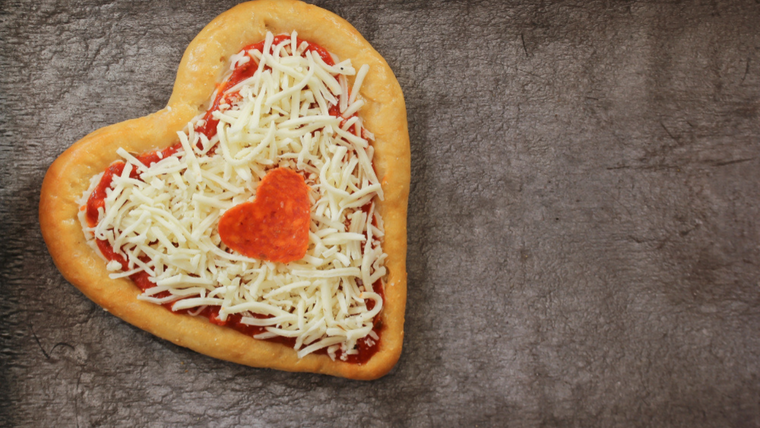 La receta de pizza casera con forma de corazón para San Valentín se popularizó en pizzerías románticas de Italia como símbolo de amor comestible. La receta de pizza casera con forma de corazón para San Valentín se popularizó en pizzerías románticas de Italia como símbolo de amor comestible.