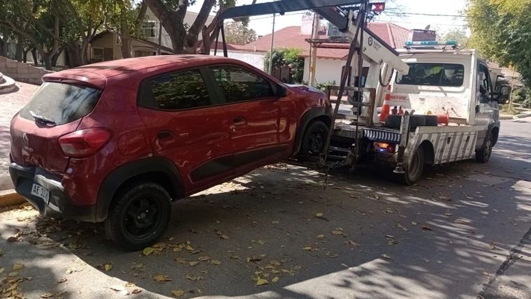 Así se llevaban el vehículo perteneciente a los presuntos estafadores detenidos en Godoy Cruz Foto: Gentileza
