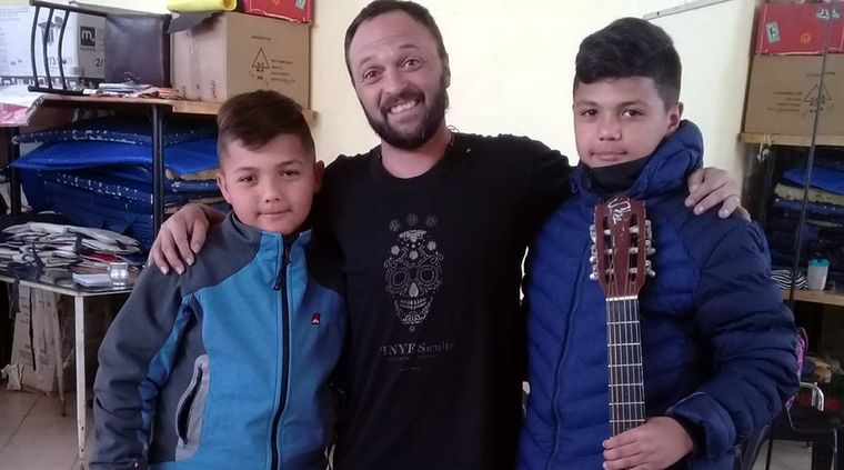 Joaquín y Thiago son dos hermanos de las Heras que se llevaron una hermosa guitarra restaurada Foto: Gentileza