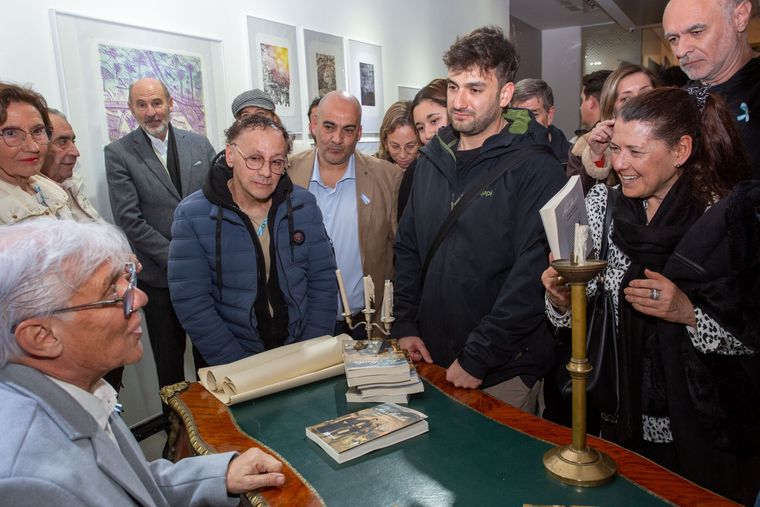 Los asistentes recibieron cada uno un ejemplar autografiado por Capone. Los asistentes recibieron cada uno un ejemplar autografiado por Capone.