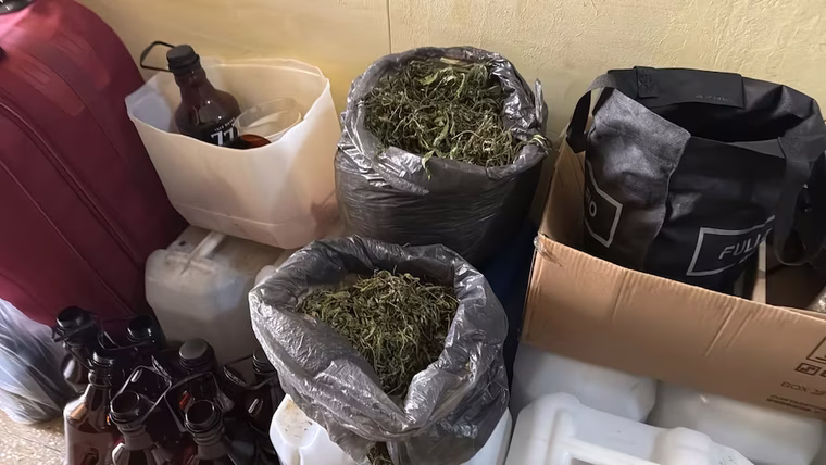 Un allanamiento realizado por la PFA desarticuló una organización dedicada a la elaboración y comercialización de bebidas alcohólicas con cannabis