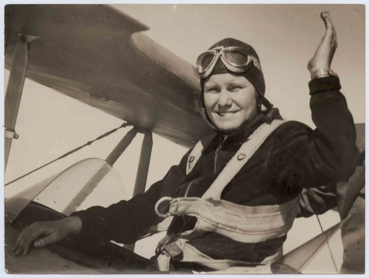 Carola Lorenzini sonriendo desde su avión FW-44J. Carola Lorenzini sonriendo desde su avión FW-44J.
