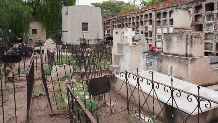 Tumbas de los hermanos Leonelli y Tufik Ladekani en el Cementerio de la Ciudad de Mendoza. Tumbas de los hermanos Leonelli y Tufik Ladekani en el Cementerio de la Ciudad de Mendoza.