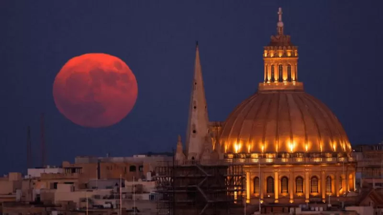 La superluna se alzó tras la cúpula de la Basílica de Nuestra Señora del Carmen en La Valeta, Malta. Foto: Archivo