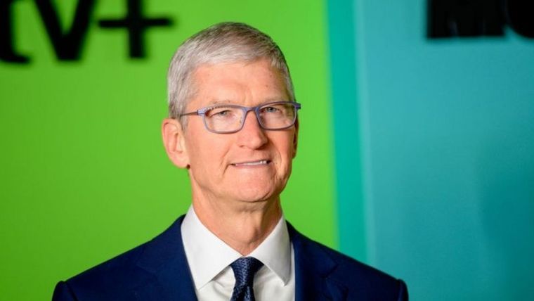 Tim Cook, director ejecutivo de Apple, es conocido por hacer largas pausas antes de responder una pregunta. Foto: BBC