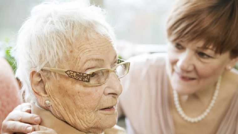 Las mujeres son más vulnerables a sufrir infartos cerebrales -porque viven más- con consecuencias para la memoria y procesos cognitivos. Foto: GETTY IMAGES