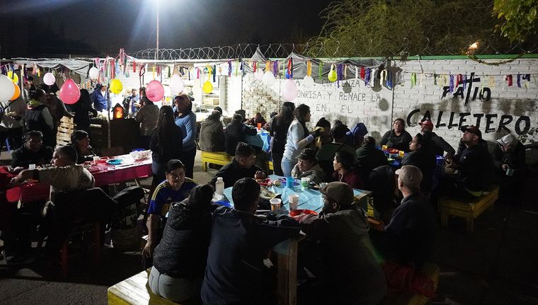 Una 120 personas en situación de calle comen a diario en el patio callejero de la calle San Luis. Una 120 personas en situación de calle comen a diario en el patio callejero de la calle San Luis.