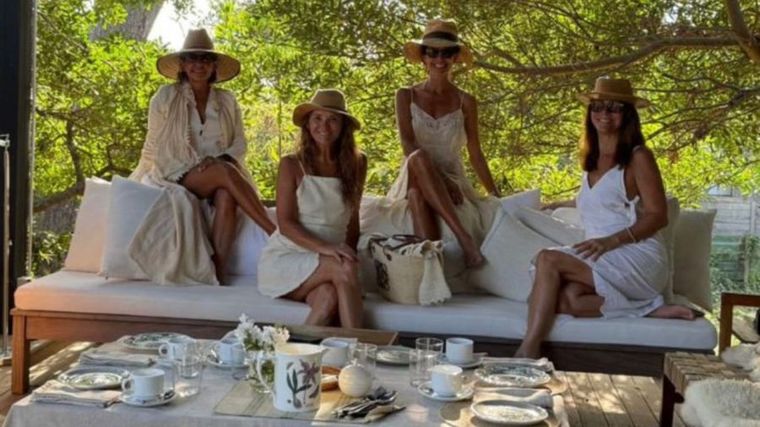 Juliana Awada apostó al blanco absoluto en una celebración boho chic. Juliana Awada apostó al blanco absoluto en una celebración boho chic.