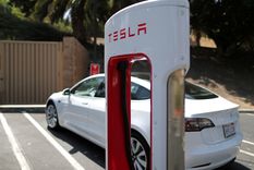 Una de las estaciones Tesla SuperCharger en Los Ángeles, California, EE.UU., el 9 de julio de 2020