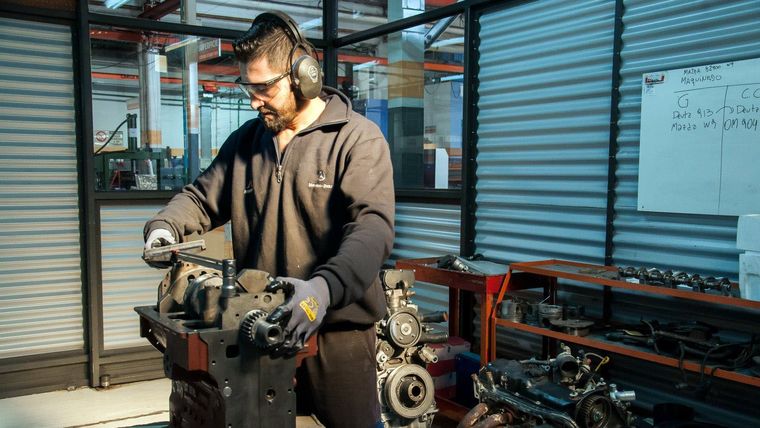 La actividad en la industria volvió a caer en abril, y en el sector ya se registra la pérdida de más de 15.000 empleos formales Foto: Télam