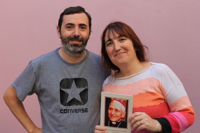 Los padres de Juan, el niño que aspiró purpurina y tuvo una recuperación milagrosa que atribuyen a Eduardo Pironio