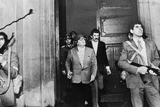 Una de las imágenes que más impactó al mundo el 11 de septiembre de 1973: Salvador Allende con fusil en mano y casco, en medio del ataque a La Moneda. Foto: GETTY IMAGES