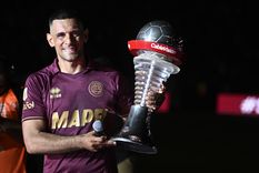 El histórico goleador y leyenda de Lanús sorprendió a todos al volver al fútbol profesional.