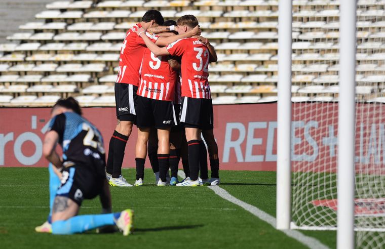 Festeja Estudiantes. El Pincha sacó una ventaja clave en el inicio del partido ante Central y acaricia los octavos de final.