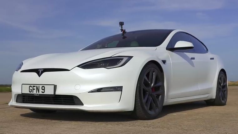 Tesla vs Porsche Foto: CarWow