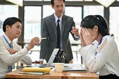 España contempla sanciones penales específicas en el artículo 456 del Código Penal, con penas de prisión de seis meses a dos años.