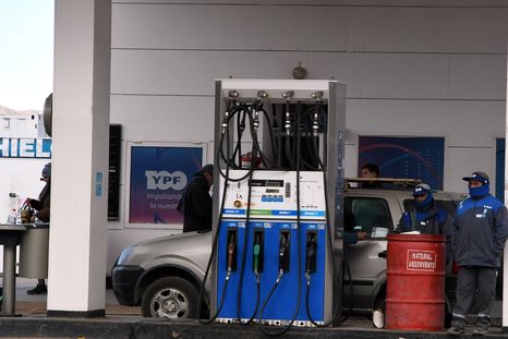 YPF volvió a ajustar el precio de sus combustibles y la medida ya rige en todas las estaciones del país. YPF volvió a ajustar el precio de sus combustibles y la medida ya rige en todas las estaciones del país.