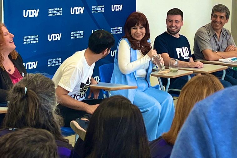 La expresidenta Cristina Fernández de Kirchner en la Universidad de Avellaneda (UNDAV). Foto: X (@dalesmm)