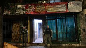 Los gendarmes en plena medida y corroborando las denuncias de trata de personas y explotación laboral Foto: Gendarmería Nacional