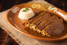 La receta de enmoladas nació como una forma práctica de aprovechar el mole sobrante.