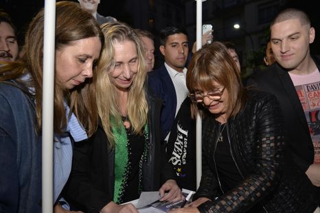 Karina Milei definió los nombres que La Libertad Avanza llevará para competir por los lugares en el Senado. El primero en oficializarse fue el de Patricia Bullrich. Karina Milei definió los nombres que La Libertad Avanza llevará para competir por los lugares en el Senado. El primero en oficializarse fue el de Patricia Bullrich.