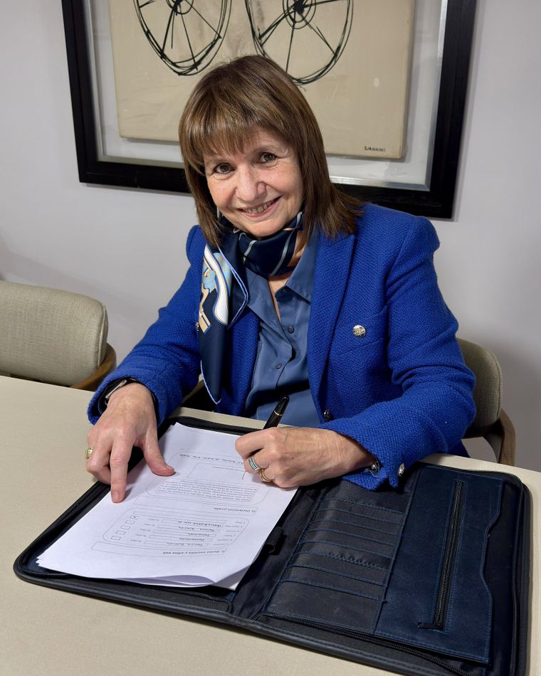 Patricia Bullrich en la oficialización de su candidatura a senadora nacional por La Libertad Avanza en la Ciudad de Buenos Aires. Patricia Bullrich en la oficialización de su candidatura a senadora nacional por La Libertad Avanza en la Ciudad de Buenos Aires.