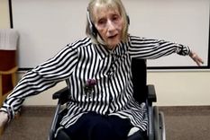 sobrecogedor: anciana primera bailarina con alzehimer escucha el lago de los cisnes