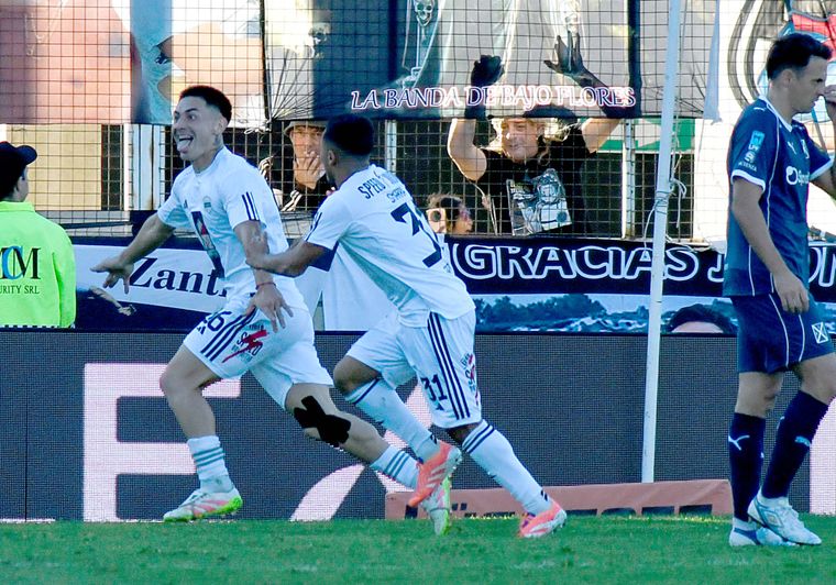 Mariano Bracamonte festeja el primer gol de Deportivo Riestra frente a Independiente. El Malevo sorprendió al Rojo.&nbsp;