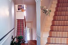 Una alfombra es una escalera es una medida de seguridad sensata que permite agregar una textura y una estética agradable a ese lugar. Foto: Farrow & Ball y  Brintons.