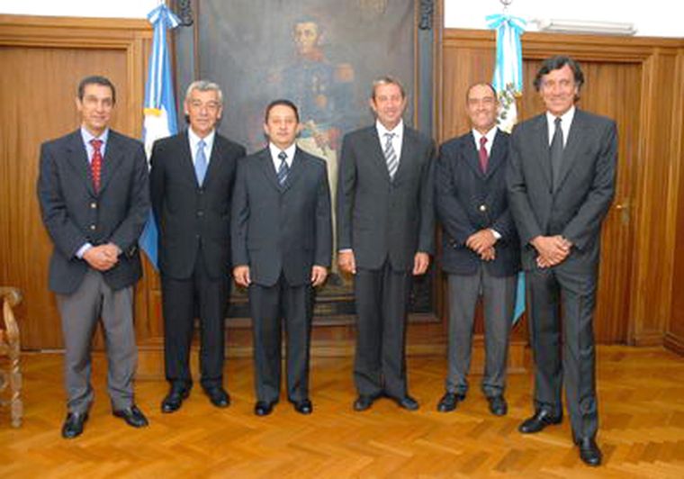 Jaque y los ex mandatarios posaron luego de su única reunión. Foto: Prensa Gobierno