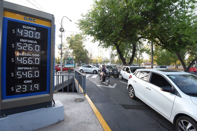 Las filas volvieron a las estaciones de servicio de Mendoza. En Ozamis y Maza de Maipú hubo gente que esperó más de 40 minutos para cargar Foto: Maximiliano Ríos/MDZ