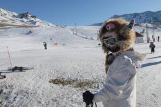 Los gorros monstruitos son tendencias tanto en Las Leñas como en los centro de esquí de la Patagonia.