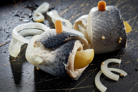 Rollmops: el aperitivo alemán con arenque y pepinillos Foto: Shutterstock