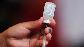 A esta altura se esperaba contar con millones de dosis de la vacuna de Oxford-AstraZeneca producidas en América Latina, pero todavía no están disponibles. Foto: REUTERS
