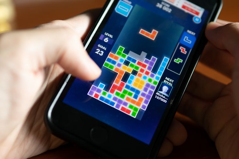 Bajo un protocolo, la tarea visoespacial de Tetris podría competir con imágenes mentales angustiantes e intrusivas. Bajo un protocolo, la tarea visoespacial de Tetris podría competir con imágenes mentales angustiantes e intrusivas.
