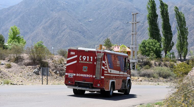 Los Bomberos Voluntarios distribuyen agua entre la población que vive en la montaña Foto: ALF PONCE MERCADO / MDZ