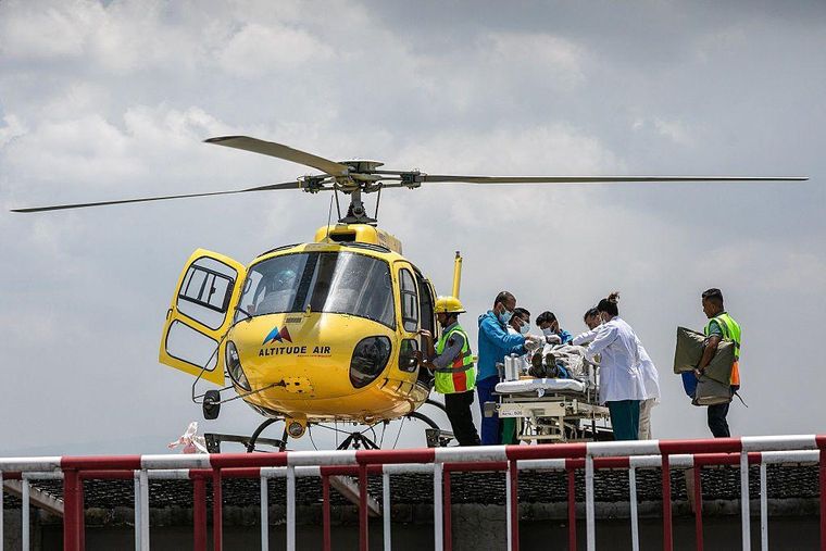 El guía fue trasladado a un hospital de Katmandú donde se recupera de las lesiones por el frío y también por la deshidratación.