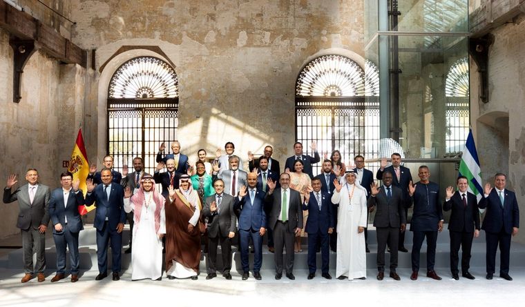 El acuerdo comercial fue firmado por representantes del Banco de Desarrollo de Américia Latina y el Caribe (CAF), del Grupo de Coordinación Árabe y del Fondo de la OPEP para el Desarrollo Internacional. Foto Dpa