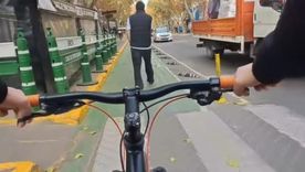 Un video en redes sociales expone las imprudencias, autos estacionados y obstáculos cotidianos que sufren los ciclistas en pleno centro de Mendoza. Un video en redes sociales expone las imprudencias, autos estacionados y obstáculos cotidianos que sufren los ciclistas en pleno centro de Mendoza.