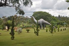 Reconstrucción de Uberabatitan ribeiroi del período Cretácico en el predio del Museo dos Dinossauros del Centro de Pesquisas Paleontologica de Uberaba Foto: Gentileza: Agustín Martinelli / Conicet
