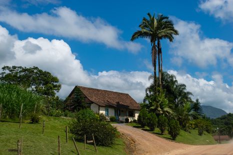 Entre campos y cerros, este pueblo brasileño conserva una ruta de casas centenarias que reflejan el legado de sus inmigrantes. Entre campos y cerros, este pueblo brasileño conserva una ruta de casas centenarias que reflejan el legado de sus inmigrantes.