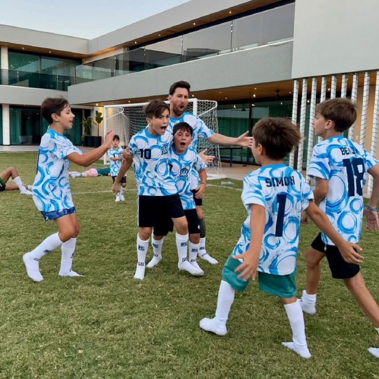 Festejo alocado del equipo de los Messi. Leo, Thiago, Mateo y Ciro hicieron de las suyas. Foto: Instagram @leomessi