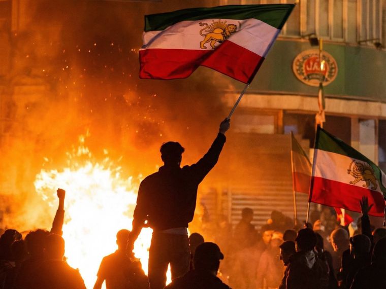 Las protestas contra el ayatolá Alí Jameneí que iniciaron en Irán, se extendieron por distintos países.