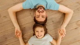 Ejercer el rol de padre o madre en el mundo digital requiere una presencia que implica ponerle el cuerpo, y eso en algún punto, cansa.