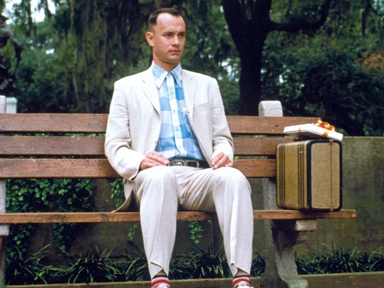La película Forrest Gump está basada en la novela homónima del escritor Winston Groom. La película Forrest Gump está basada en la novela homónima del escritor Winston Groom.