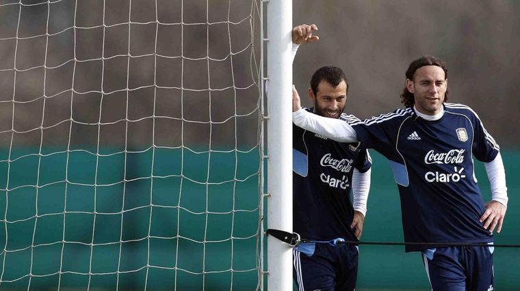 Mascherano Milito Mascherano y Milito en sus días de Selección. Foto: publicada en TN