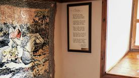 Un tapiz grande puede&nbsp; absorber el sonido y aportar un toque de distinción a las paredes de un living o comedor. Créditos: Pexels.