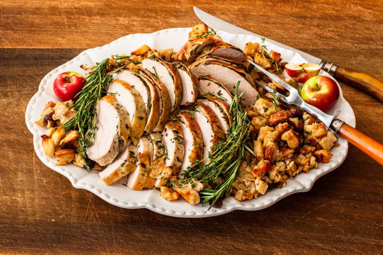 Foto: Boston Globe - https://www.bostonglobe.com/2021/11/16/lifestyle/recipe-thanksgiving-forget-whole-bird-roast-juicy-turkey-breast-stuffing/
