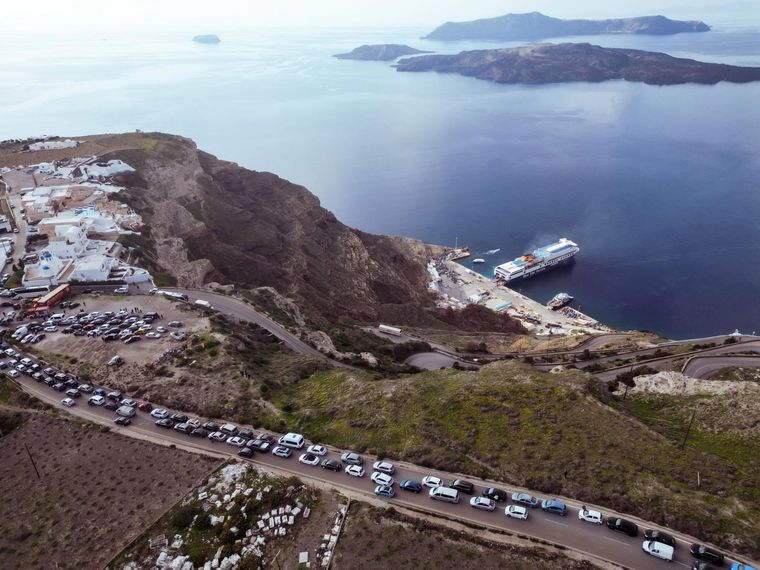 Largas filas para llegar al puerto y escapar de los sismos en Santorini Foto: EFE