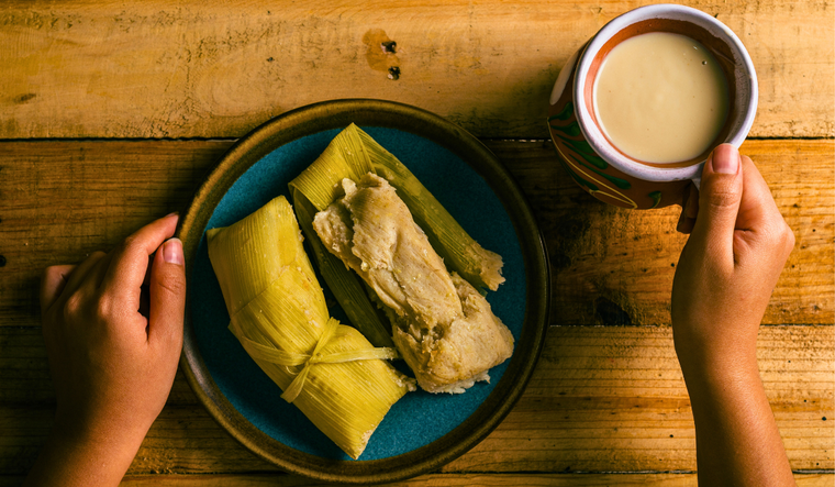 Aunque los tamales suelen ser salados, la variante dulce con elote es especialmente popular en México central y sur.